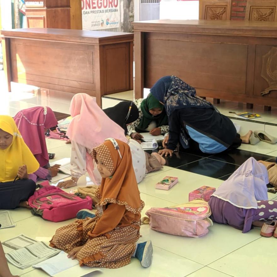 Kegiatan RUMAH PINTAR oleh Mahasiswa KKN Stebi AL-Rosyid